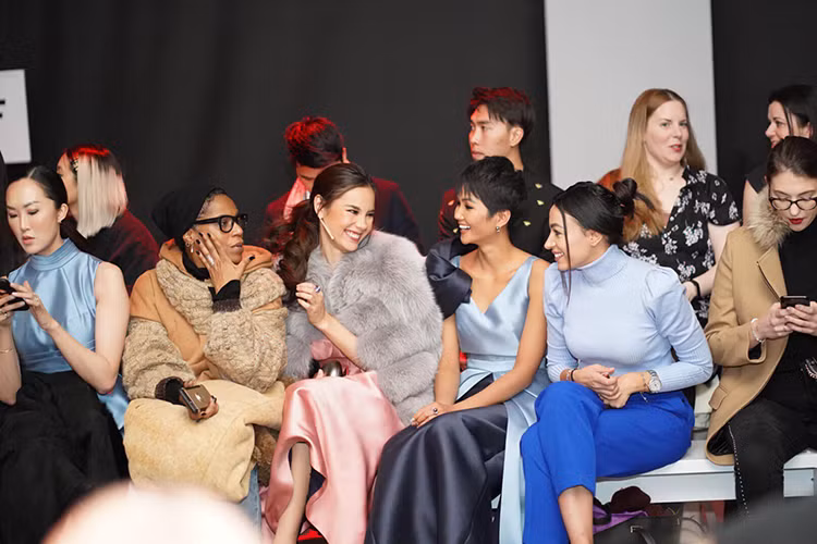 Đông đảo cư dân mạng quốc tế để lại bình luận bày tỏ rất yêu mến H'hen Niê vì cô thân thiện, xinh đẹp.