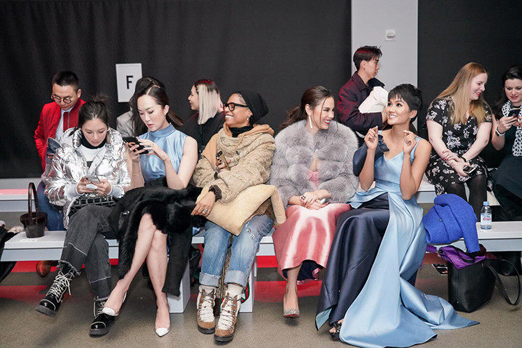 H'hen Niê vui vẻ trò chuyện cùng mỹ nhân Philippines trong lần hội ngộ mới nhất.