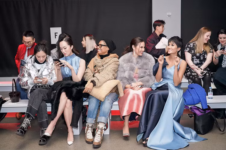 H'hen Niê vui vẻ trò chuyện cùng mỹ nhân Philippines trong lần hội ngộ mới nhất.