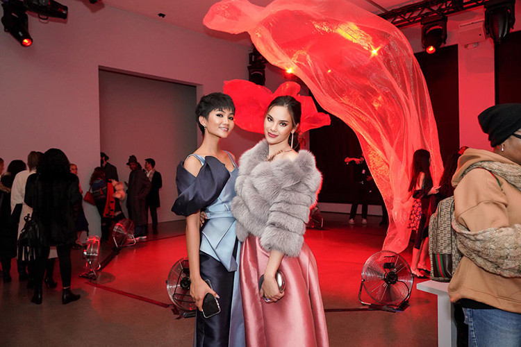 2 mỹ nhân bước ra từ Hoa hậu Hoàn vũ Thế giới 2018 đã cùng đến xem một show thời trang thuộc khuôn khổ Tuần lễ Thời trang New York.