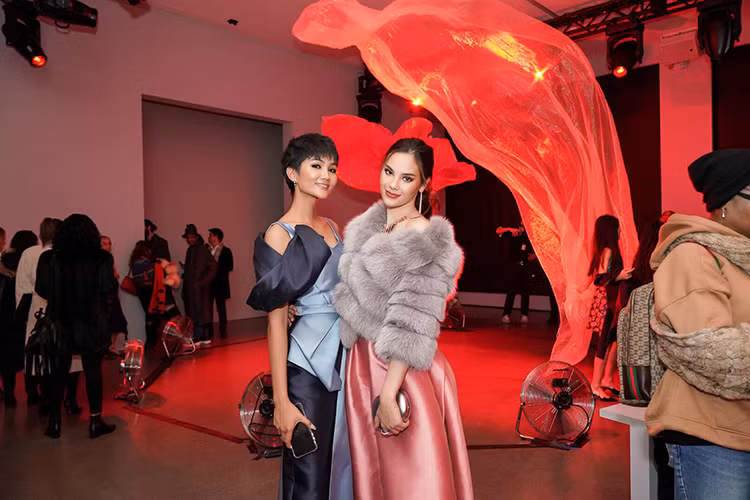 2 mỹ nhân bước ra từ Hoa hậu Hoàn vũ Thế giới 2018 đã cùng đến xem một show thời trang thuộc khuôn khổ Tuần lễ Thời trang New York.