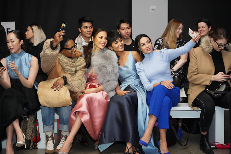 So với đương kim hoa hậu, H'hen Niê xinh đẹp không kém cạnh.