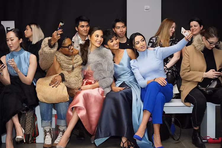 So với đương kim hoa hậu, H'hen Niê xinh đẹp không kém cạnh.