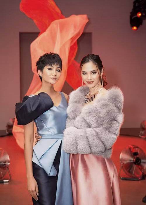 Loat anh H’hen Nie ben HH Catriona Gray khien fan quoc te phat sot