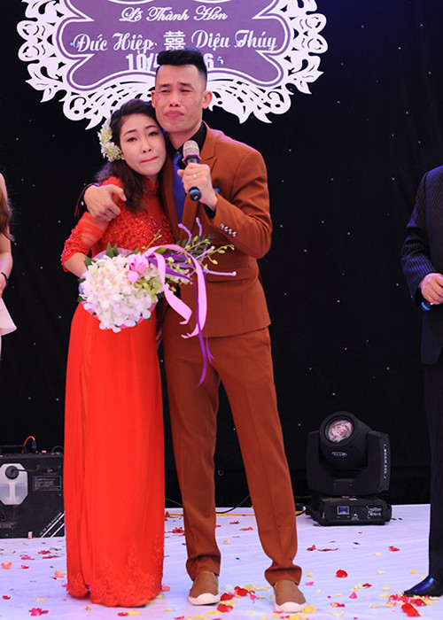 Trong đám cưới vào tháng 4/2016, Hiệp Gà từng bật khóc khẳng định Diệu Thúy là vợ thứ ba cũng là người vợ cuối cùng của anh. Ảnh: Ngày nay