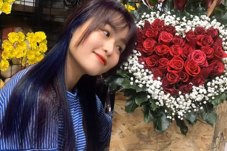 Sau khi tốt nghiệp THPT Trí Đức, Khánh Trinh theo học trường Đại học Sân khấu Điện ảnh.