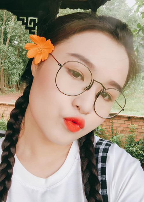 Giống như bạn bè cùng trang lứa, Khánh Trinh thích chụp ảnh selfie.