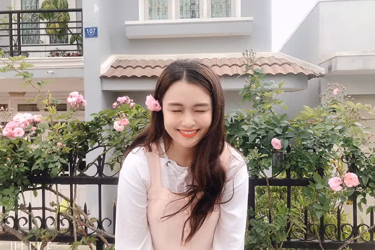 Con gái của Hoàng Mập xuất thân là diễn viên nhí. Được biết, hồi nhỏ, Đoan Trinh từng đóng chính phim "Khu vườn bí ẩn" và "Những thiên thần nhỏ".