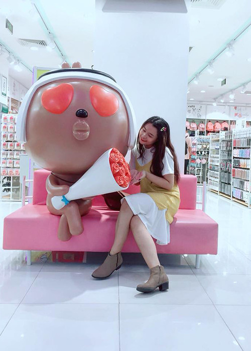 Khánh Trinh cũng tham gia diễn xuất trong một số bộ phim do bố sản xuất.