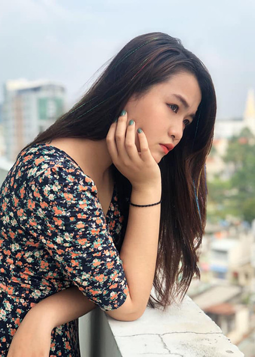 Trong cuộc phỏng vấn trên Trí thức trẻ, Khánh Trinh chia sẻ áp lực về việc là con gái của danh hài. "Từ khi em vô trường, từ khi mọi người biết em là con nghệ sĩ Hoàng Mập là một số người đã không ưa em ra mặt. Dĩ nhiên họ chưa làm gì trước mặt em cả, còn có nói xấu sau lưng không thì em không biết", Khánh Trinh nói.