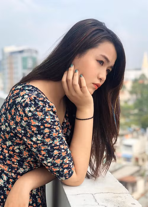 Trong cuộc phỏng vấn trên Trí thức trẻ, Khánh Trinh chia sẻ áp lực về việc là con gái của danh hài. "Từ khi em vô trường, từ khi mọi người biết em là con nghệ sĩ Hoàng Mập là một số người đã không ưa em ra mặt. Dĩ nhiên họ chưa làm gì trước mặt em cả, còn có nói xấu sau lưng không thì em không biết", Khánh Trinh nói.