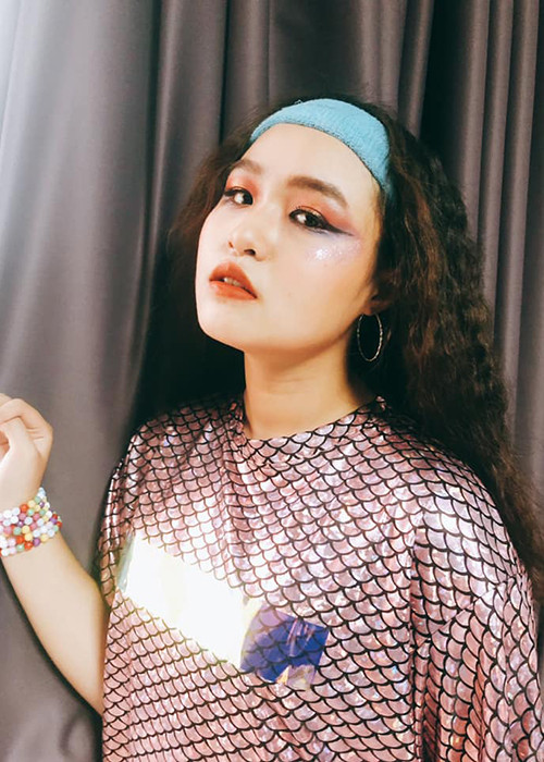 Là con gái của một danh hài được nhiều khán giả yêu mến nhưng Khánh Trinh khá kín tiếng.