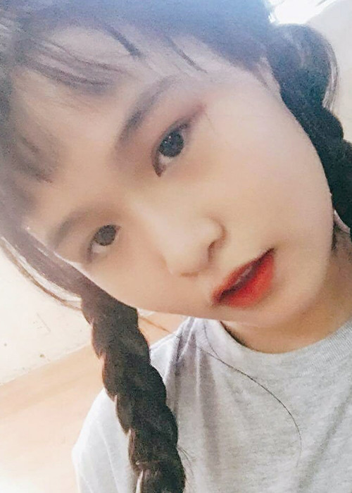 Ở tuổi 20, con gái của Hoàng Mập sở hữu chiều cao ấn tượng, gương mặt xinh không kém một hot girl.