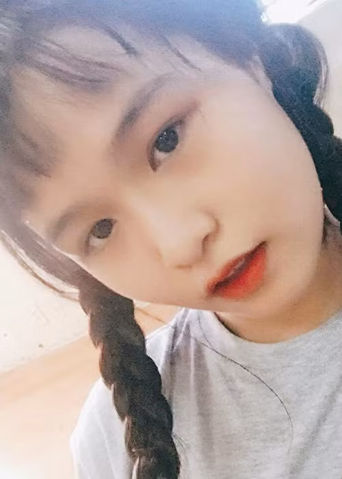 Ở tuổi 20, con gái của Hoàng Mập sở hữu chiều cao ấn tượng, gương mặt xinh không kém một hot girl.