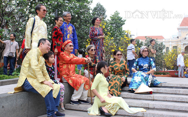 Anh: Hang ngan nguoi hao huc cho khai mac duong hoa Nguyen Hue