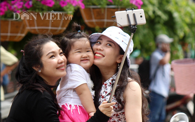 Anh: Hang ngan nguoi hao huc cho khai mac duong hoa Nguyen Hue-Hinh-10
