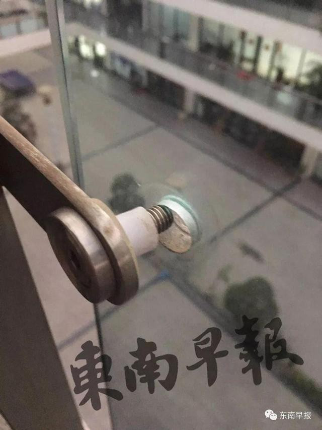 Nghe tieng het that thanh cua con trai nho, me nga quy khi nhin xuong san-Hinh-2