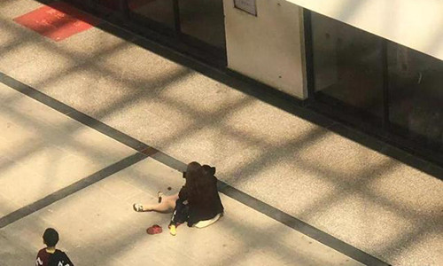 Nghe tieng het that thanh cua con trai nho, me nga quy khi nhin xuong san