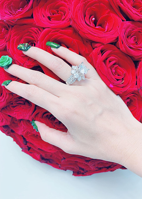 Nàng hoa hậu gốc Tiền Giang chia sẻ cô rất bất ngờ khi người yêu về tận quê để tặng quà.