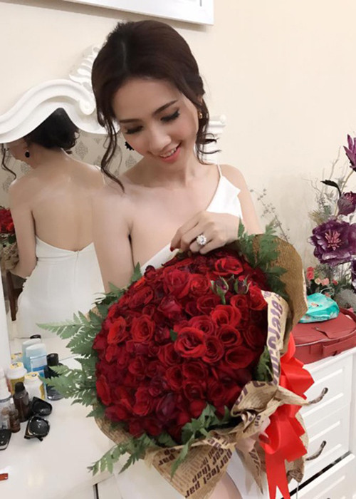 Năm 2016, Phan Thị Mơ cũng từng gây chú ý với món quà sinh nhật là chiếc nhẫn kim cương 1,3 tỷ do bạn trai cũ tặng.