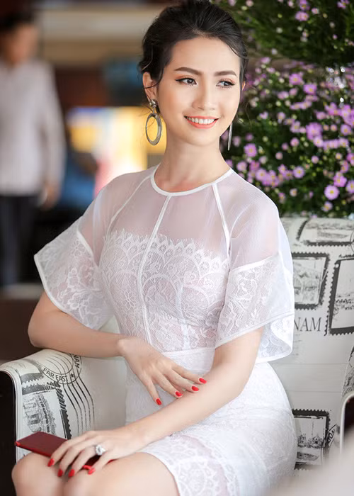 Năm 2017, bạn trai của Phan Thị Mơ đã cầu hôn lần 3 nhưng cô vẫn từ chối. Theo lời Phan Thị Mơ chia sẻ trên Zing, cô từ chối vì chưa muốn lấy chồng sớm và điều quan trọng là cô chưa có niềm tin hoàn toàn ở bạn trai bởi trước đây anh từng quen một số người đẹp trong showbiz. Ảnh: Zing