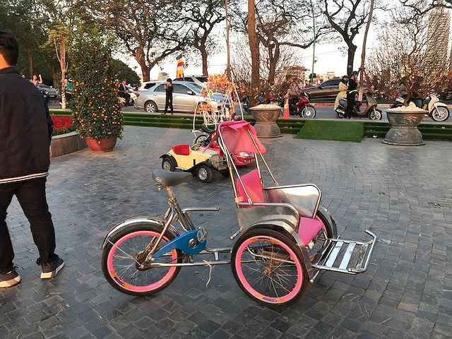 Hang quan nhech nhac, du khach bi mang xa xa tren duong Thanh Nien-Hinh-4