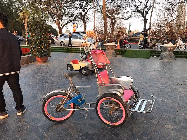 Hang quan nhech nhac, du khach bi mang xa xa tren duong Thanh Nien-Hinh-4