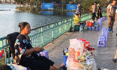 Hang quan nhech nhac, du khach bi mang xa xa tren duong Thanh Nien