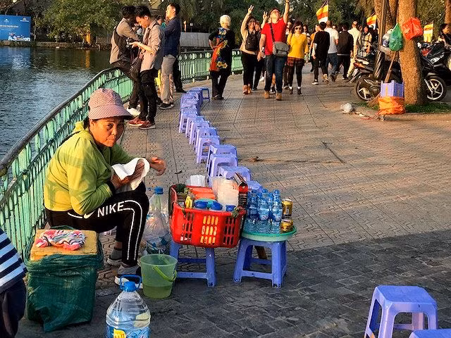 Hang quan nhech nhac, du khach bi mang xa xa tren duong Thanh Nien-Hinh-2