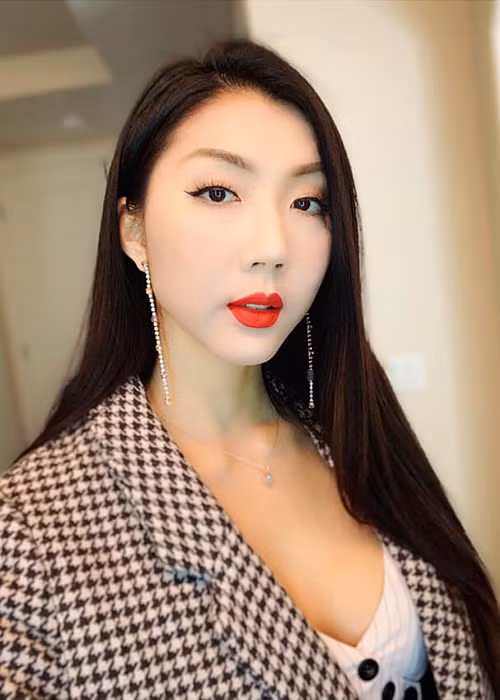 Giữa ồn ào với chồng cũ, người đẹp khoe công việc khá bận rộn.