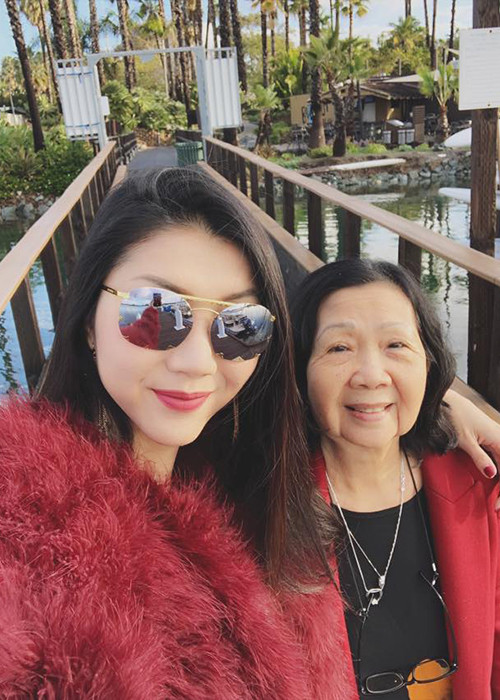 Nữ người mẫu đón mẹ ruột sang Mỹ để hỗ trợ việc chăm sóc con trai.