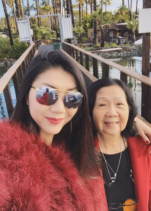 Nữ người mẫu đón mẹ ruột sang Mỹ để hỗ trợ việc chăm sóc con trai.