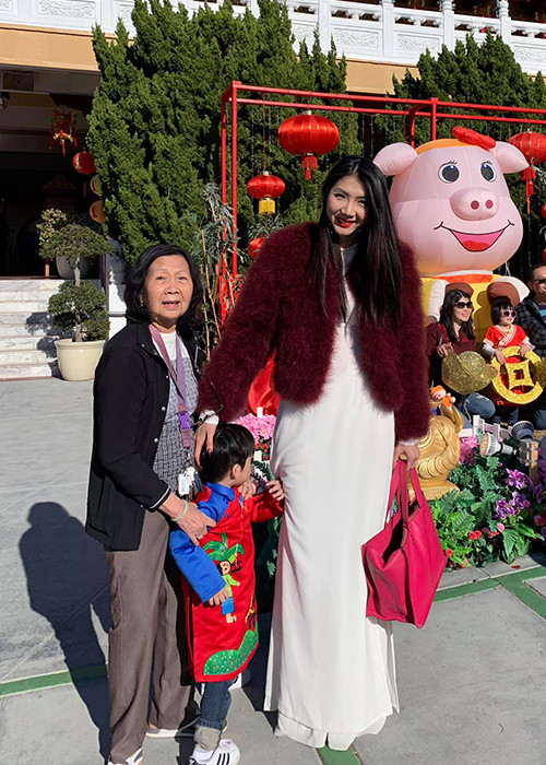 Hình ảnh Ngọc Quyên đón Tết Nguyên Đán ở Mỹ cùng con và mẹ ruột.