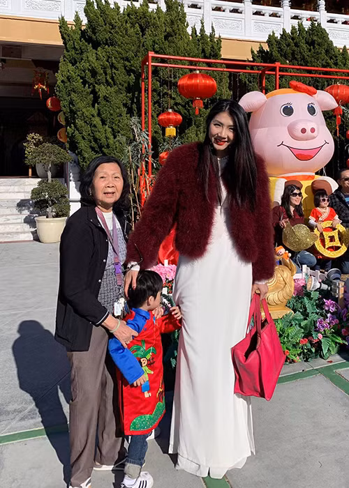 Hình ảnh Ngọc Quyên đón Tết Nguyên Đán ở Mỹ cùng con và mẹ ruột.