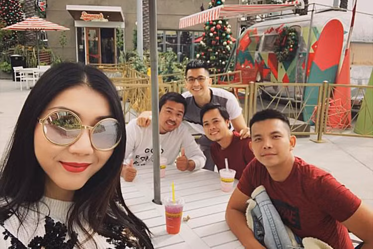 Ngọc Quyên thỉnh thoảng vẫn gặp gỡ bạn bè.