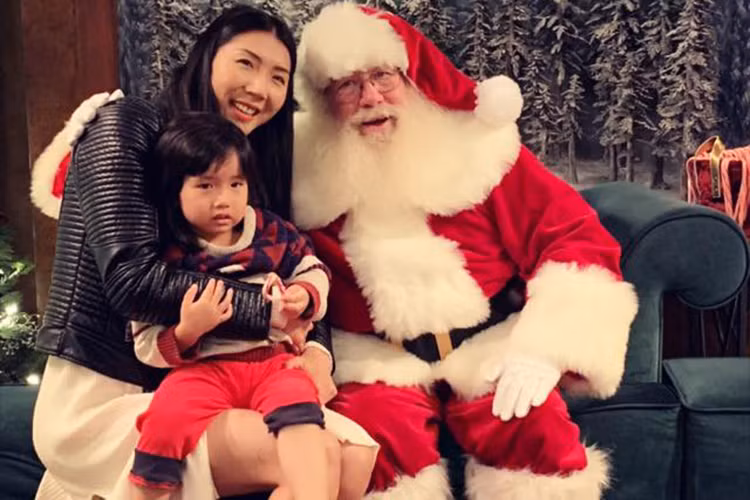 Chân dài sinh năm 1988 cùng con trai vẫn định cư ở Mỹ.