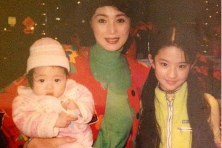 Không chỉ mẹ, dì và bà của Lưu Diệc Phi cũng đều sở hữu nhan sắc trẻ trung. Ảnh: Khám phá