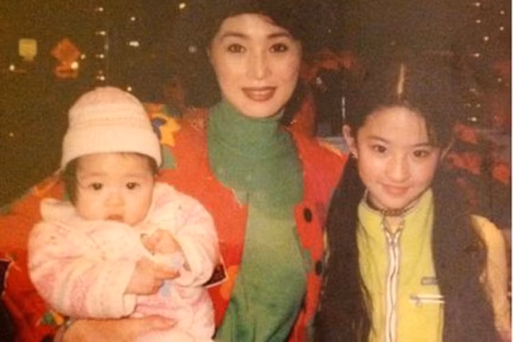 Không chỉ mẹ, dì và bà của Lưu Diệc Phi cũng đều sở hữu nhan sắc trẻ trung. Ảnh: Khám phá
