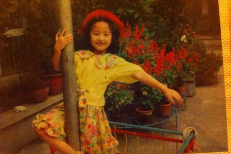 Từ nhỏ, Lưu Diệc Phi được mẹ cho học múa, học hát. Ảnh: Zing