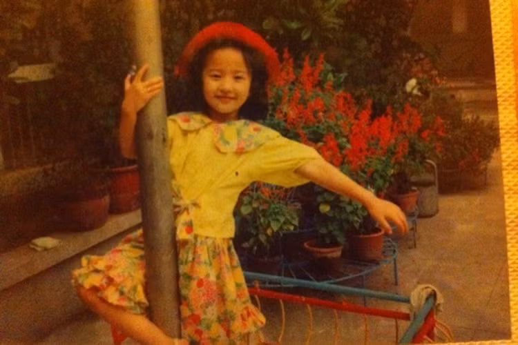 Từ nhỏ, Lưu Diệc Phi được mẹ cho học múa, học hát. Ảnh: Zing