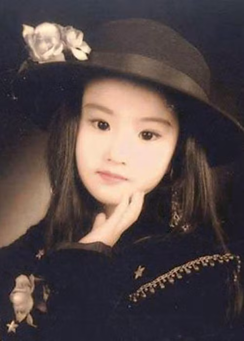 Từ nhỏ, "Thần tiên tỷ tỷ" đã ăn mặc điệu đà. Ảnh: Dân Việt