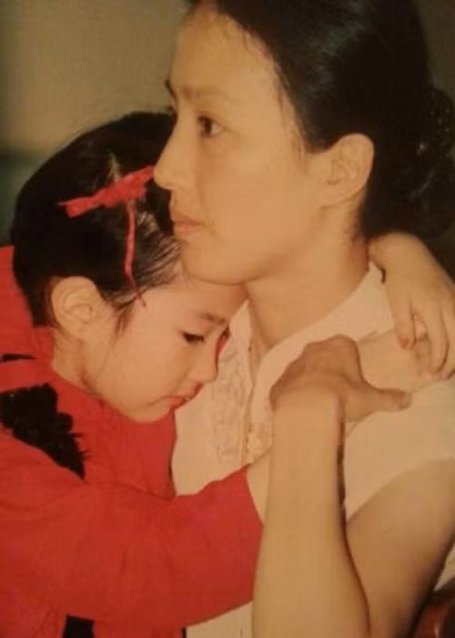 Cô thừa hưởng nhiều nét đẹp từ người mẹ khá nổi tiếng. Ảnh: Zing