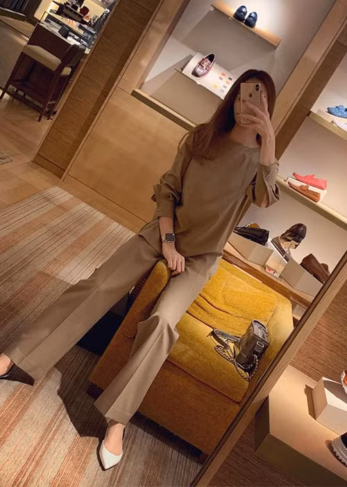 Sau đám hỏi với bạn trai doanh nhân, cuộc sống của Đàm Thu Trang lại càng nhận được sự chú ý của dân mạng.