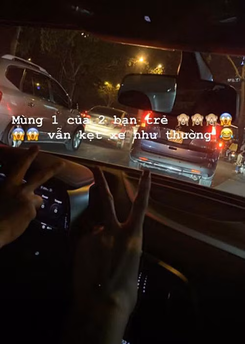 Nữ ca sĩ gốc Tày và chồng tương lai dính như sam trong cái Tết đầu tiên sau đám hỏi.