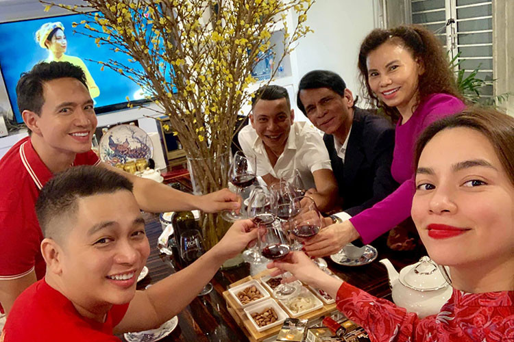 Về phía vợ cũ của Cường Đô la - Hồ Ngọc Hà, cô đang hạnh phúc bên Kim Lý.