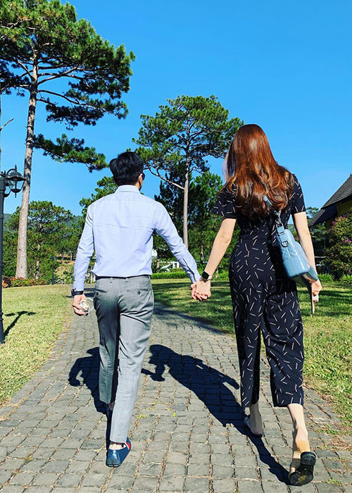 Đôi uyên ương nắm tay tình tứ trong khi đi dạo khiến fan ghen tỵ.