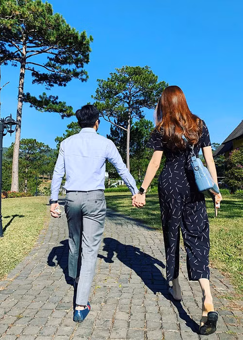 Đôi uyên ương nắm tay tình tứ trong khi đi dạo khiến fan ghen tỵ.