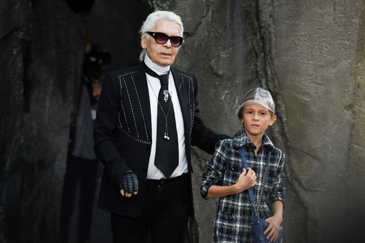 Ông hoàng Chanel nhận đỡ đầu Hudson Kroenig - con trai của trai người mẫu đình đám một thời của Chanel Brad Kroenig. Ảnh: Getty