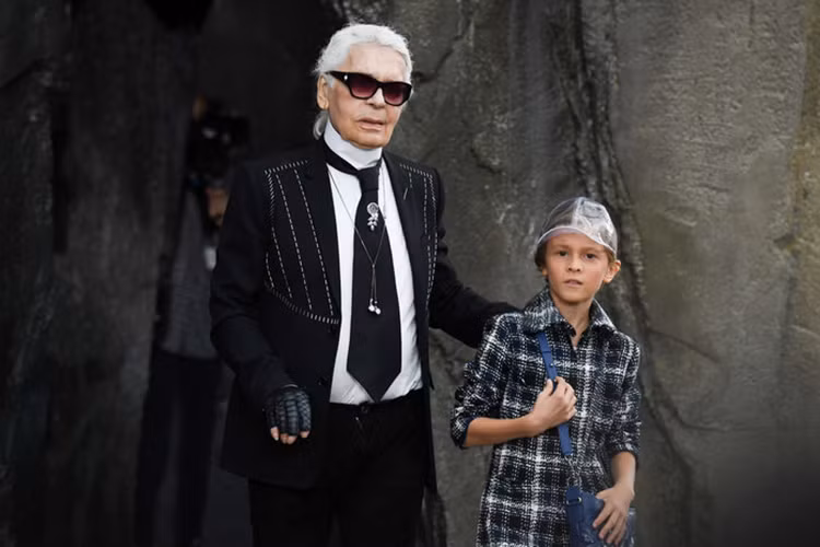 Ông hoàng Chanel nhận đỡ đầu Hudson Kroenig - con trai của trai người mẫu đình đám một thời của Chanel Brad Kroenig. Ảnh: Getty