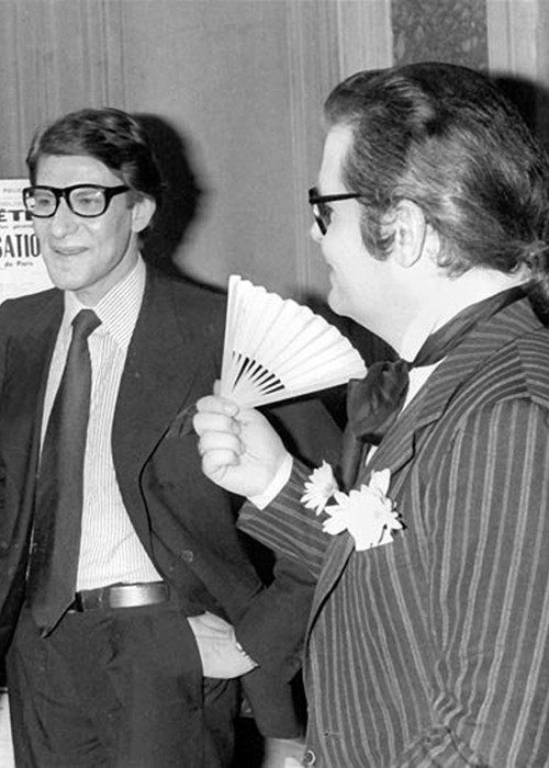 Karl nhắm mắt làm ngơ chuyện giữa Jacques và Yves. Ảnh: Elle